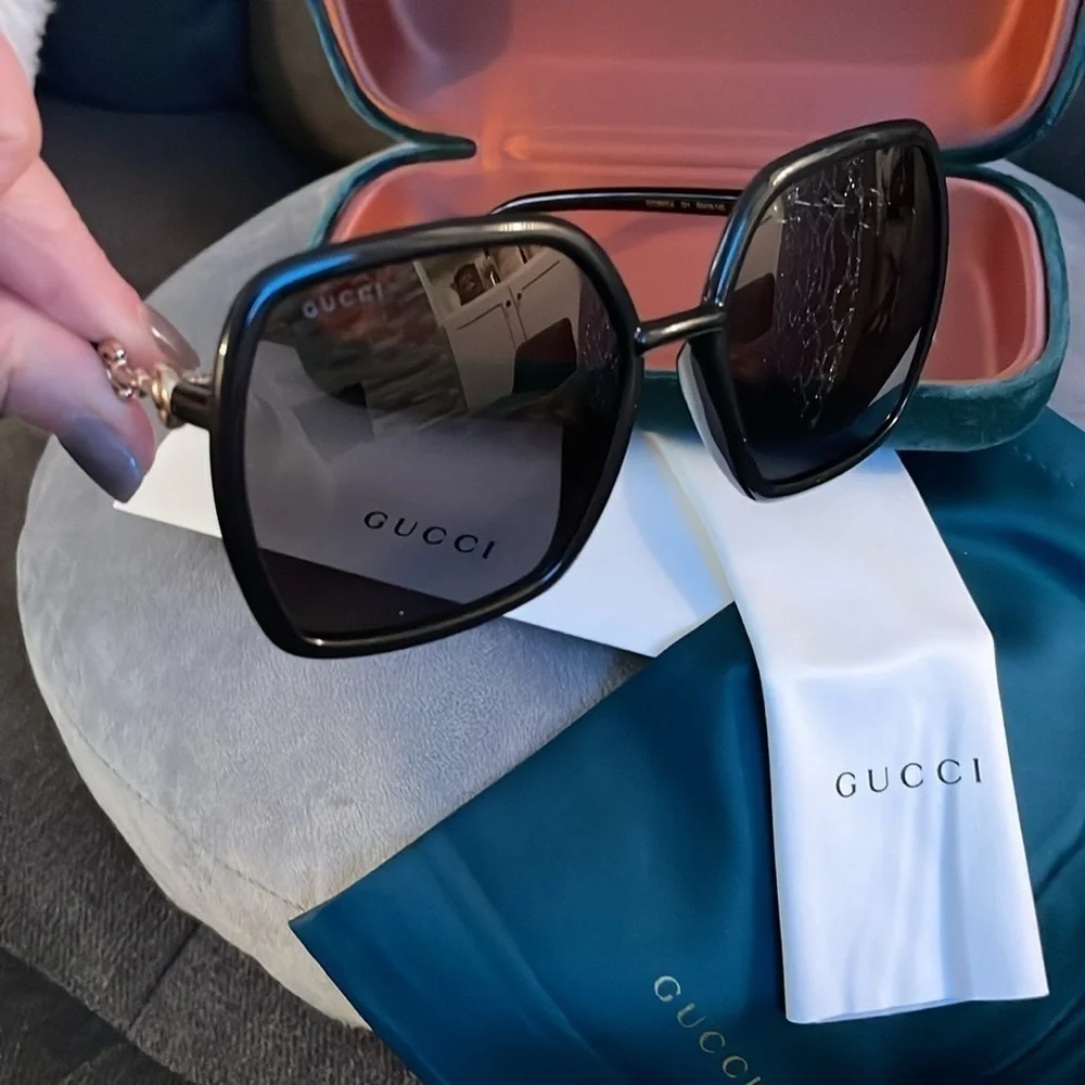 NWOT GUCCI BLACK OVERSIZED SUNGLASSES WITH PAPERWORK - Picture 6 of 7